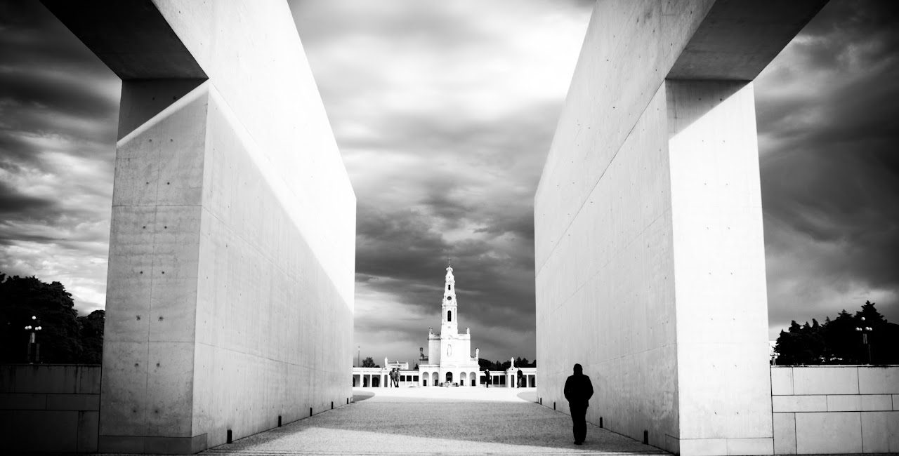 Colunata e figura solitária — Santuário de Fátima
